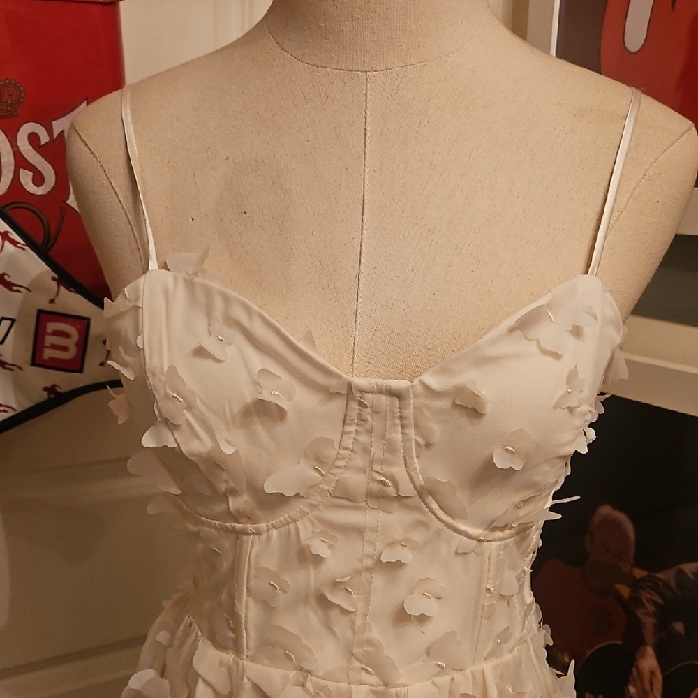 Elegant Ivory Maxi Dress with Textured Appliqué - Picture 2 of 9